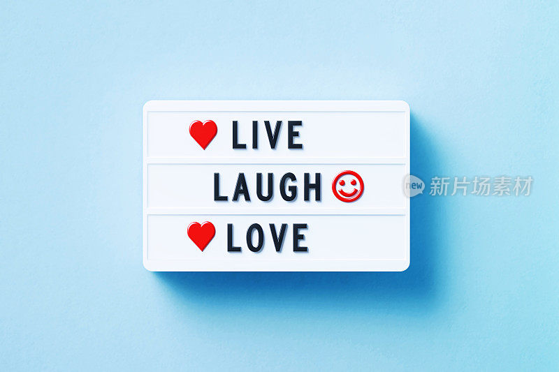 Live Laugh Love Written White Lightbox坐在蓝色背景上